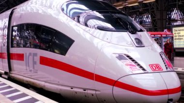 Frankfurt am Main İstasyonu platformunda bulunan Deutsche Bahn InterCity treni, bavul ve sırt çantalı yolcular, Frankfurt - Ocak 2022