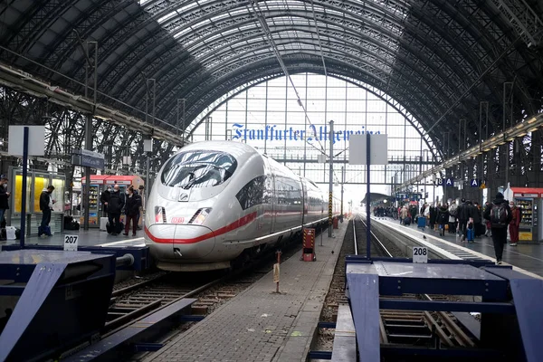 Intercity White Train Deutsche Bahn Platform Frankfurt Main Station Passengers — Zdjęcie stockowe