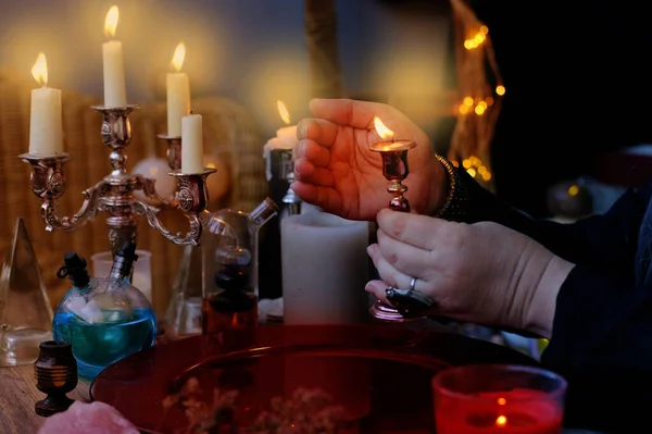Жіноча Відьма Тримає Свічку Свічнику Руках Суміші Темній Кімнаті Магічні — стокове фото