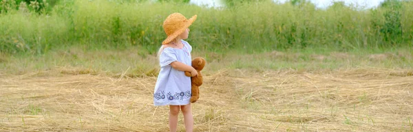 Little Child Years Old Girl Straw Hat Blue Dress Green — Fotografia de Stock