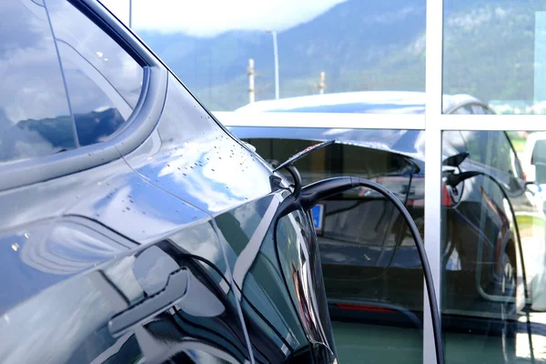 Black Tesla Electric Car Replenish Battery Charging Station Alternative Energy — ストック写真