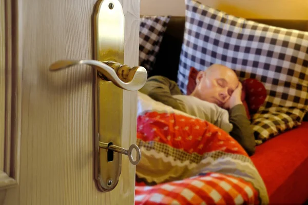 Mature Man His 60S Sleeps Bed Open Door Key Keyhole — Φωτογραφία Αρχείου