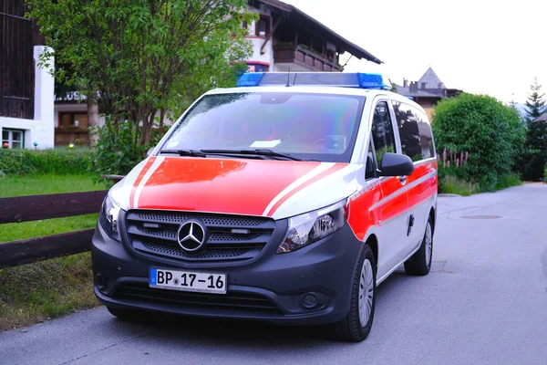 Modern White Red Ambulance Emergency Service Vehicle Medics Provide Assistance — Foto de Stock