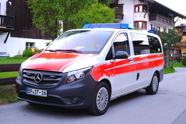 Modern White Red Ambulance Emergency Service Vehicle Medics Provide Assistance — Stockfoto
