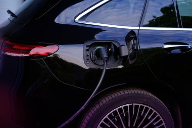 Siyah arabanın şarj olan enerjisini, şarj istasyonunu, alternatif enerji geliştirme konseptini, elektrikli araç üretimini, küresel işletmeyi, elektrik enerjisini depolamayı kapsayan kısmının kapatılması