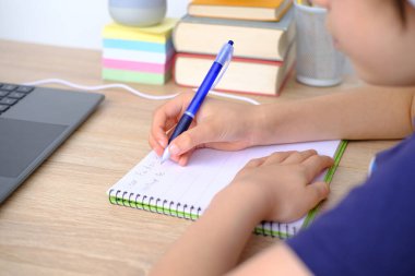 çocuk, çocuk 9-10 yaş, gözlüklü ve kulaklıklı ilkokul öğrencisi elektronik hesap makinesinde matematiksel örnekler hesaplıyor, okul konseptine geri dönüyor, genç işadamı, sınıf dâhisi çocuk