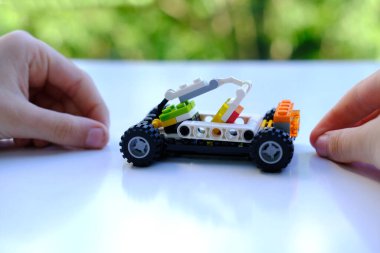 Manipülatörlü transformatör araba, lego parçalarından, güzel yeşil arka plandan, konsept geliştirme iyi motor beceriler, yaratıcılık, çocuk eğlencesi, icat, Frankfurt - Haziran 2022