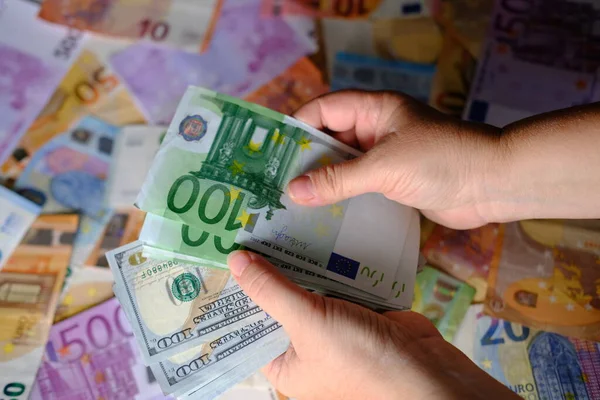 Primer Plano Manos Femeninas Cuentan Papel 100 Billetes Euros Unión — Foto de Stock