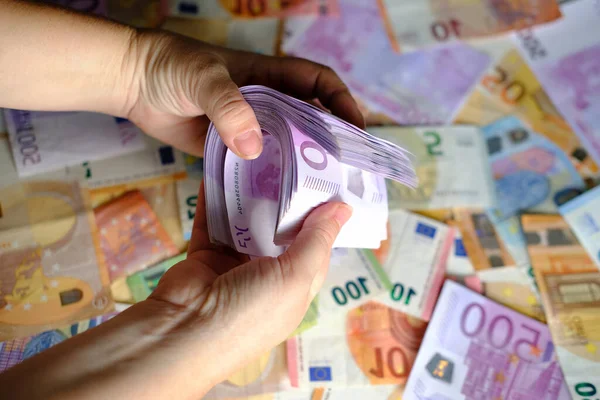 Крупный План Женские Руки Подсчитывают Бумагу 500 Евро Банкноты Европейского — стоковое фото