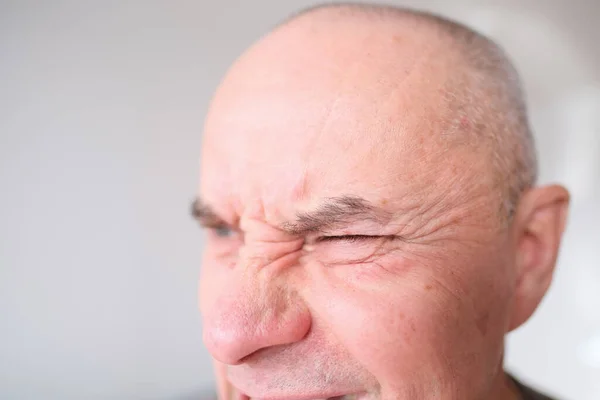 Close Front View Narrowed Eye Old Caucasian Man His Sixties – stockfoto