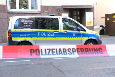 Almanya sokaklarında polis arabaları, araçlar, gösteriler, mitingler, soruşturma suçları, bürokrasi: Almanya, Frankfurt 'ta polis barikatı - Mart 2022
