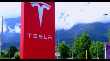 Tesla ofisi, Amerikan şirketi, elektrikli araba üreticisi Elon Musk, kırmızı stantta şirket logosu, alternatif enerji geliştirme konsepti, elektrikli araç üretimi, Innsbruck, Avusturya - Haziran 2022