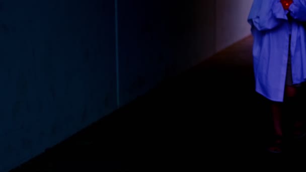 Зомбі Монстр Дитина Привид Років Білому Светрі Моторошному Тунелі Хлопчик — стокове відео