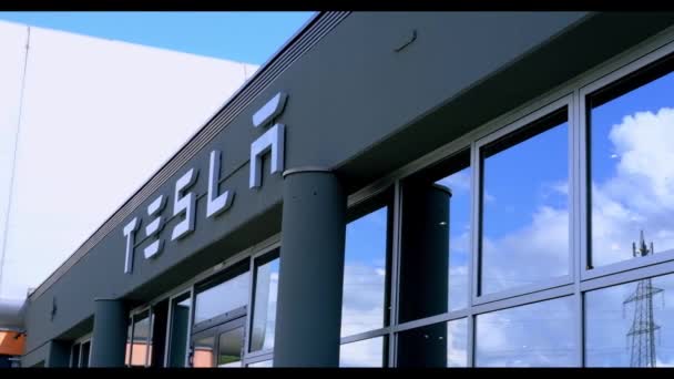 Kantor Tesla Perusahaan Amerika Produsen Mobil Listrik Elon Musk Logo — Stok Video