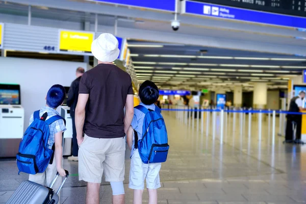 Man Two Children Backpacks Suitcase Travelers Standing Lobby Beautiful Modern —  Fotos de Stock