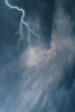 Kara bulutlu dramatik fırtınalı gökyüzü, gece gökyüzünde şimşekler çakıyor. Şiddetli Hava, doğal afetler, kasırga, tayfun, kasırga, fırtına teması üzerine kavram, tasarımcı için doğal temel