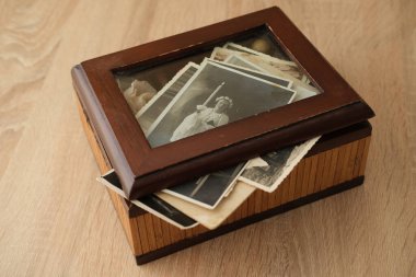 yakın plan eski fotoğraflar 50 'ler, 60' lar kahverengi tahta kutu, göğüs, antika hazine konsepti, aile ağacı, soy ağacı, atalarımızın anıları, aile bağları, çocukluk anıları.