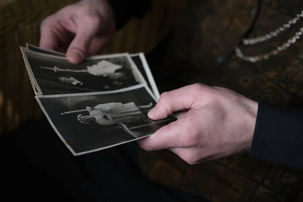 Close Mão Masculina Segurando Fotos Antigas Vintage Cor Sépia 50S — Fotografia de Stock