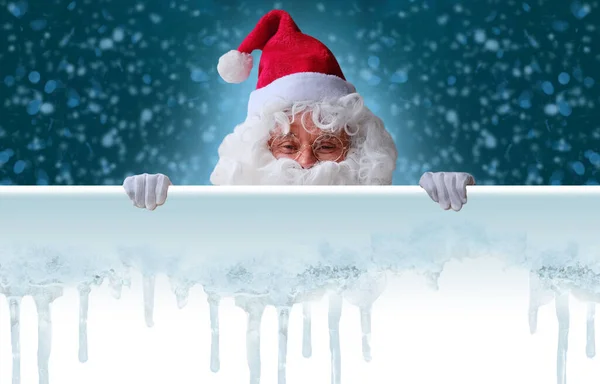 Ενήλικας Άγιος Βασίλης Λευκή Γενειάδα Κρατά Λευκή Αφίσα Κενή Για — Φωτογραφία Αρχείου