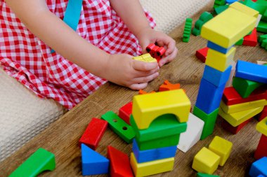Kız, tahta figürler, figürler, bloklar, anaokulu oyunları, çocukluk konsepti, daha önceki çocuk gelişimi, yaratıcılık, erken eğitim