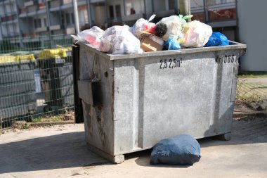 Büyük metal çöp konteyneri, çöp kutusu, belirlenen yerde çöp toplama, çevre konsepti, farklı çöp türleri farklı çöp kutularına, çevresel koruma, atık geri dönüşümü