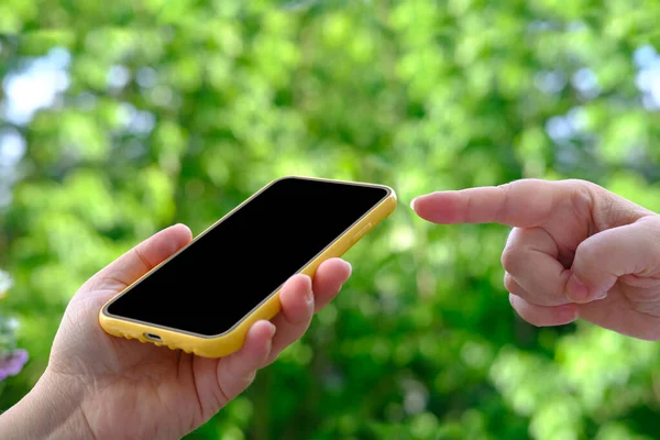 Nahaufnahme Der Weiblichen Hand Halten Smartphone Mit Leerem Bildschirm Handy — Stockfoto