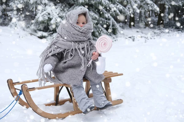Schattig Kind Meisje Jaar Oud Warme Winter Retro Kleding Zit — Stockfoto