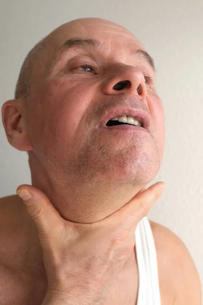 近视脸 60岁男子抱颈 衰老问题 男性年龄观念 甲状腺炎症 健康概览 甲状腺炎症 甲状腺腺体概览 — 图库照片