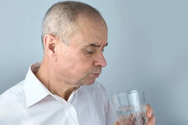 Närbild Mogen Karismatisk Man Senior Dricker Rent Vatten Från Glas — Stockfoto