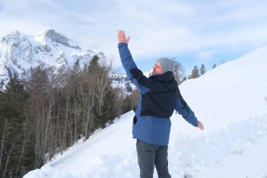 Kameralı yaşlı bir adam, dağ yürüyüşçüsü kış manzarasına hayran, spor konsepti, sağlıklı yaşam tarzı, kış etkinliği, güzel kış doğal manzarası, kışın beyaz ormanda yürüyor.