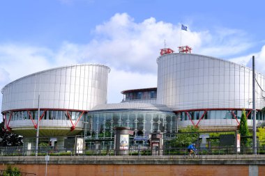 Strassbourg, Fransa, Ağustos 2021: Avrupa İnsan Hakları Mahkemesi 'nin inşası, İnsan Haklarının Korunması PALACE, Temel Özgürlükleri Koruma Sözleşmesi konsepti, devletlerin eylemlerine karşı şikayet