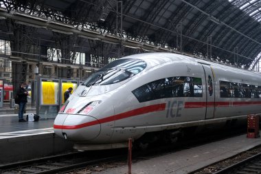 Frankfurt am Main İstasyonu platformunda bulunan Deutsche Bahn 'ın InterCity beyaz treni, bavulu ve sırt çantalı yolcular trene binecek, Frankfurt - Ocak 2022