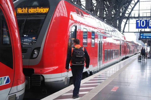 Modern Red Train Deutsche Bahn Platform Frankfurt Main Station Passengers — Zdjęcie stockowe