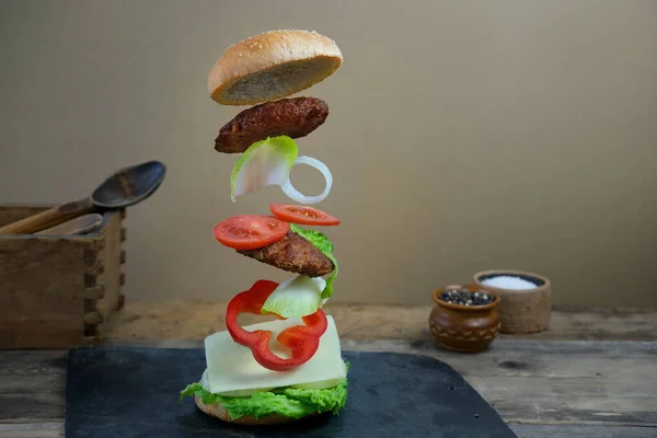 Apetecendo Grande Cheeseburger Hambúrguer Com Ingredientes Voadores Deliciosos Rissóis Carne — Fotografia de Stock