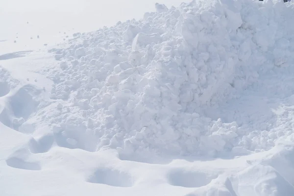 Grandes Snowdrifts Lado Estrada Montanha Neve Não Limpa Conceito Queda — Fotografia de Stock