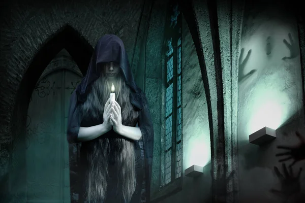 年轻的女巫师 留着长发的黑人女士手里拿着蜡烛 站在一座古城堡的窗前 构想万圣节派对 神秘的表演 沃尔普吉斯之夜 鬼屋鬼屋 — 图库照片