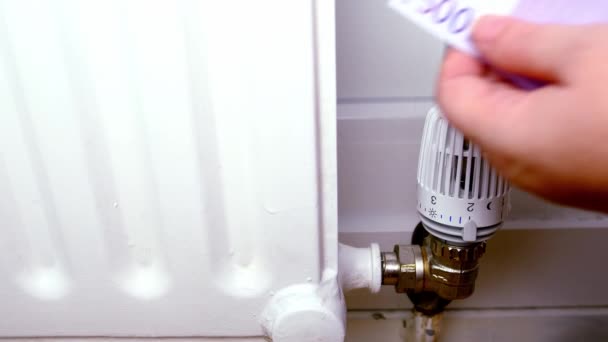 Termostato Radiador Branco Close Mão Feminina Coloca Dinheiro Notas Euro — Vídeo de Stock