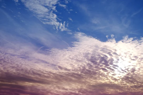美丽的云彩 白天蓝天 美丽的白毛 超验的概念 天堂和无限 好天气 神的国 美丽明亮的背景 — 图库照片