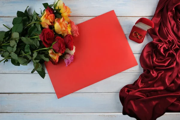 노란색 붉은색 결혼식 박스에 약혼반지 축하의 발렌타인데이의 선택적 — 스톡 사진