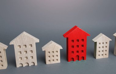 Kırmızı ev ve diğer binalar. Kamu hizmetleri, iletişim, borçlar, acil durum bağlantıları kesildi. Yaşam için uygun değil, yasa dışı inşaat. Konut hayatı tehdit ediyor. Yıkım listesinde