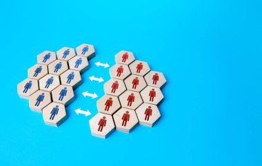 İnsanlar iki gruba ayrılır. İki düşünce kampı. Toplum bölündü. Dürüstlük ihlali. Fikir ayrılıkları. Bir örgüte katılmak. Birlik ayrılığı. Uzlaşma ve uzlaşma