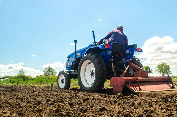 Oblast Kherson Ukraine Mai 2020 Agriculteur Assouplit Cultive Sol Des — Photo