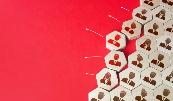 Bir grup insan dağılıyor. Personel şirketten ayrılıyor. Beyin göçü. Sadakatsizlik. Kötü çalışma koşulları. İşten çıkarmalar ve personel optimizasyonu. Yatırımdan çıkış. Değerli personel kaybı..