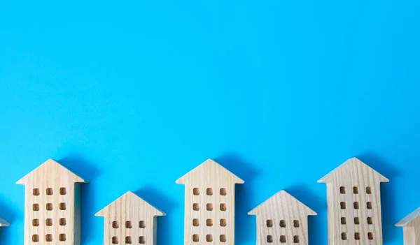 Figuras Casas Sobre Fondo Azul Concepto Búsqueda Opciones Mercado Inmobiliario —  Fotos de Stock