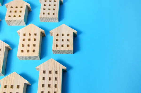 Figuras Casas Sobre Fondo Azul Búsqueda Opciones Mercado Inmobiliario Mejor — Foto de Stock