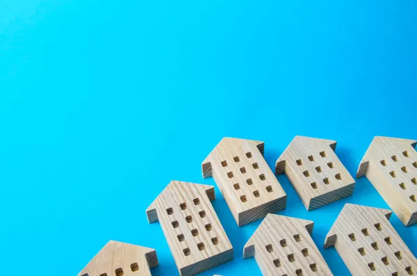 Figuras Casas Sobre Fondo Azul Con Lugar Para Texto Invertir —  Fotos de Stock