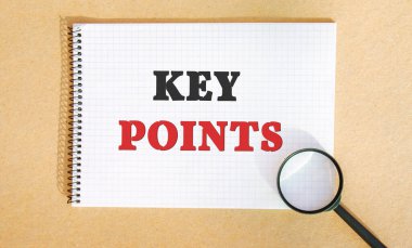 Anahtar noktalar ve büyüteçle yazılmış bir defter. İş yönetimi kavramı, strateji, hedefler