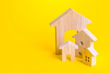 Sarı arka planda yerleşim binaları figürleri. Uygun fiyatlı konutlar. En iyi seçenek daire, ev ve kirayı arayın. Konut satın alma. İpotek kredisi.