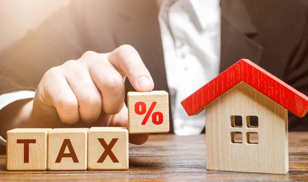 Man Holds Percentage Real Estate Tax Taxation Purchase Sale Home — Stock Photo, Image