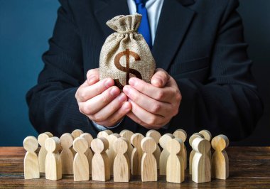İş adamı kalabalığa bir dolar para çantası uzatıyor. Resmi olarak. Para sağlamak, maaşları ve ödenekleri ödemek. Personel bakımı. Finansal destek. Vergi tahsilatı. Tazminat ödemeleri. Kar paylaş.